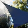 Dunkelblaues, dreieckiges Perel Sonnensegel mit LED-Beleuchtung im Garten.