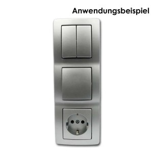 TEM EKONOMIK 3-fach Rahmen in Silber, vertikale Montage mit Schaltern und Steckdose als Anwendungsbeispiel.