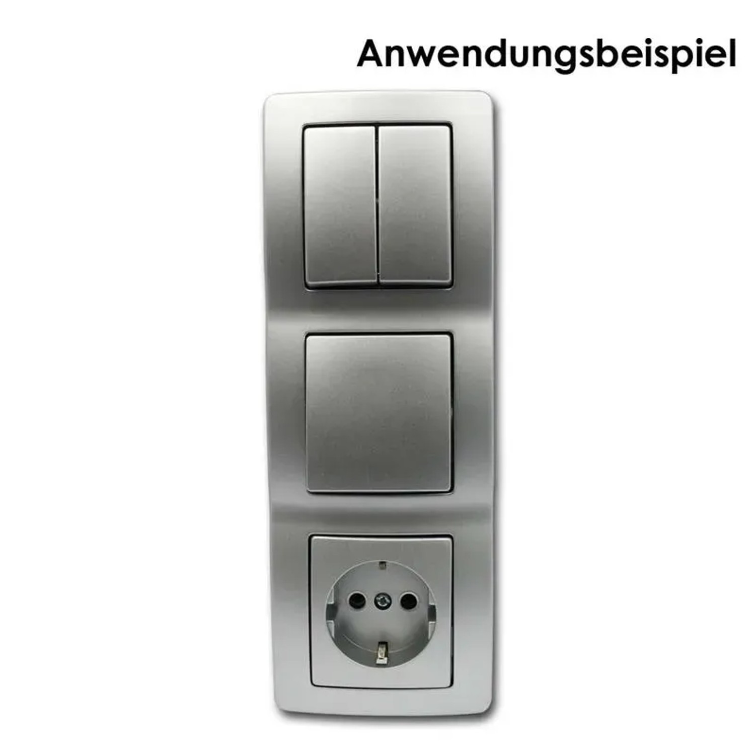 TEM EKONOMIK 3-fach Rahmen in Silber, vertikale Montage mit Schaltern und Steckdose als Anwendungsbeispiel.
