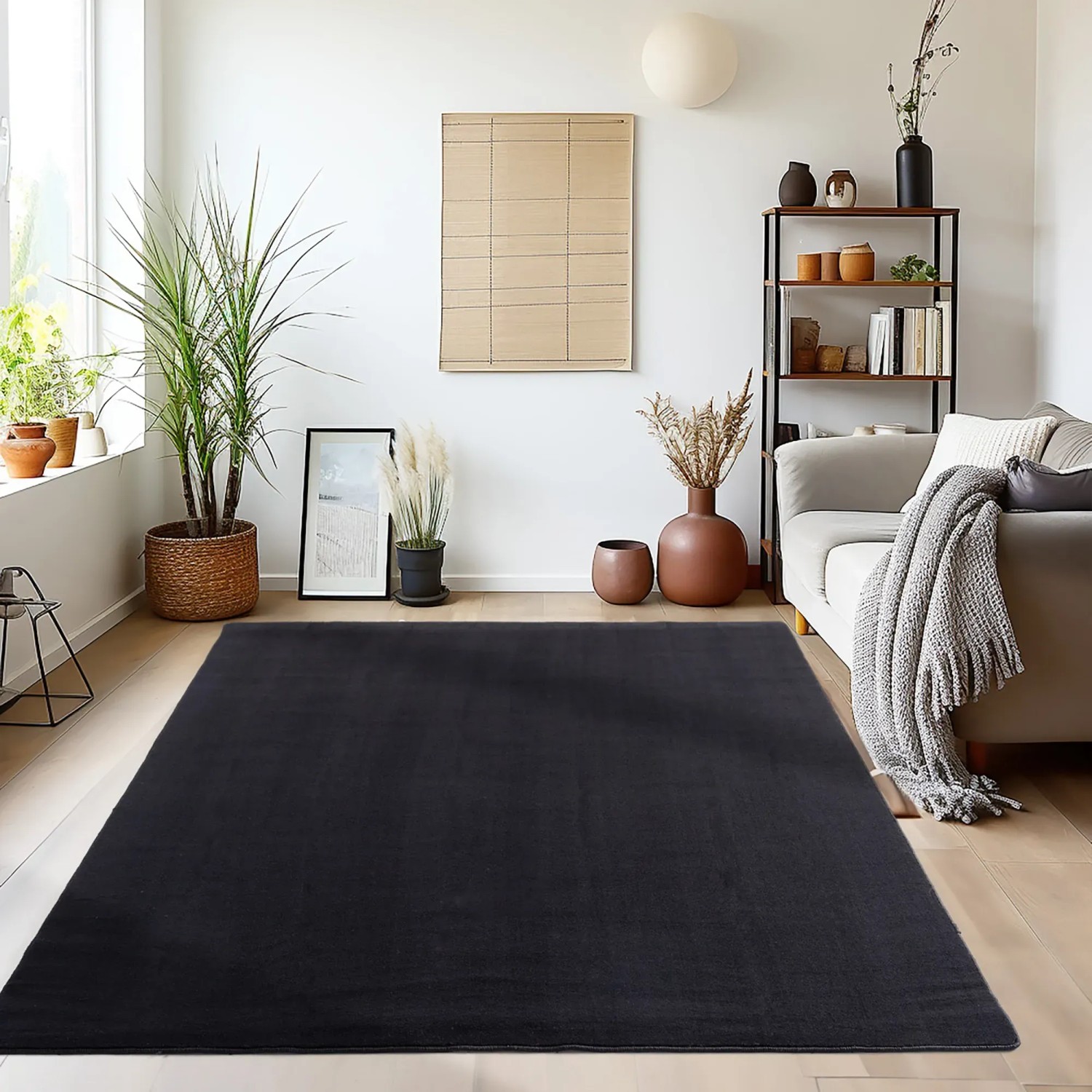 Schwarzer Ayyildiz Kurzflorteppich Sky 5400 (160x230 cm) im Wohnzimmer.