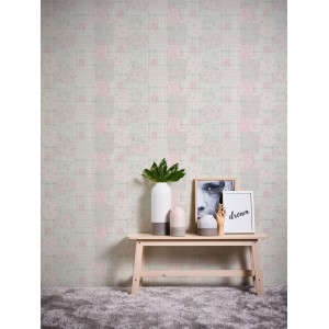 Rosa-weiß-graue Patchwork Tapete mit Rosen und Karomuster im Landhausstil.