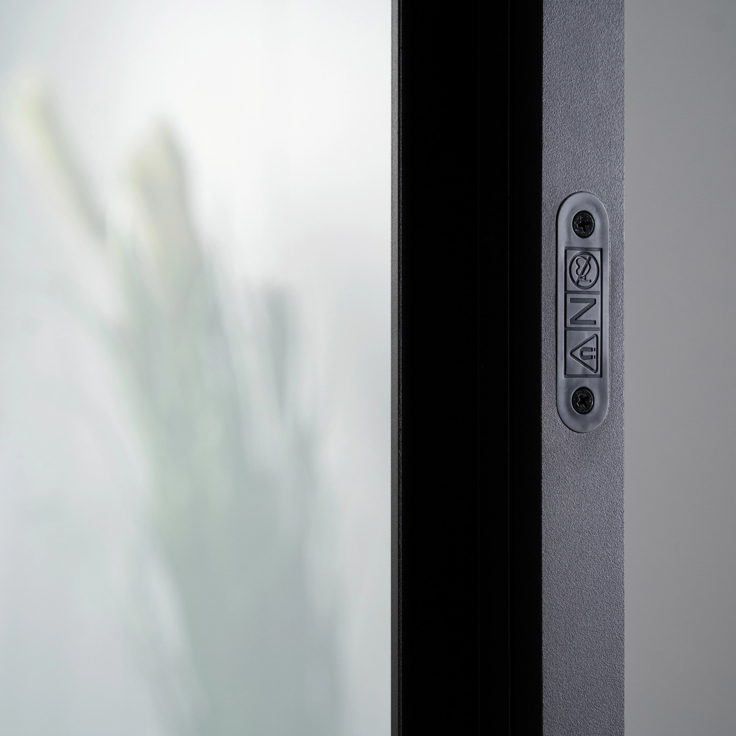 Detailaufnahme: Loft+Mehr Drehtür-Set mit Blockzarge, Griff und mattiertem Glas.