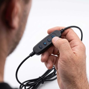 Hand bedient schwarze USB-Kabel-Steuerung der LED Schreibtischlampe mit Tasten für Licht und Helligkeit.