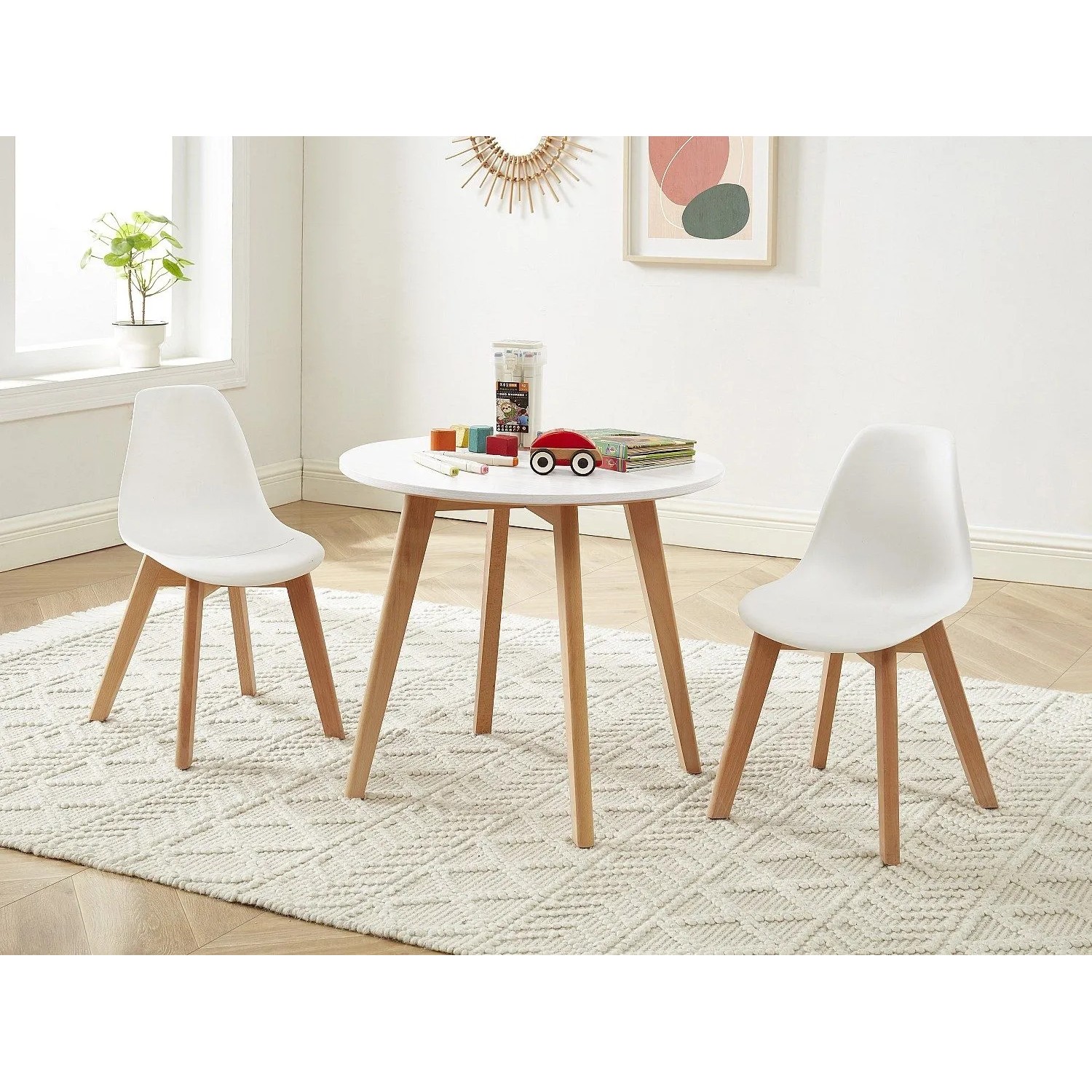 Weiße Essgruppe Louloune: runder Kindertisch mit Holzbeinen und 2 Stühlen im skandinavischen Design.