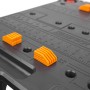 Detailansicht Worx Sidekick WX066 Arbeitstisch mit orangen Werkstückhaltern.