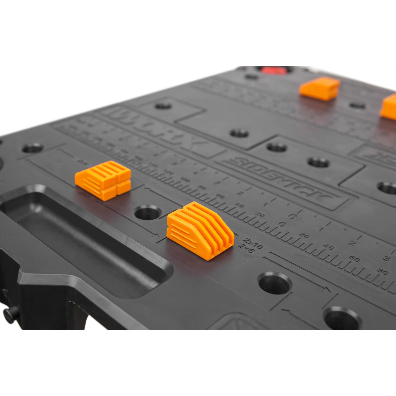 Detailansicht Worx Sidekick WX066 Arbeitstisch mit orangen Werkstückhaltern.