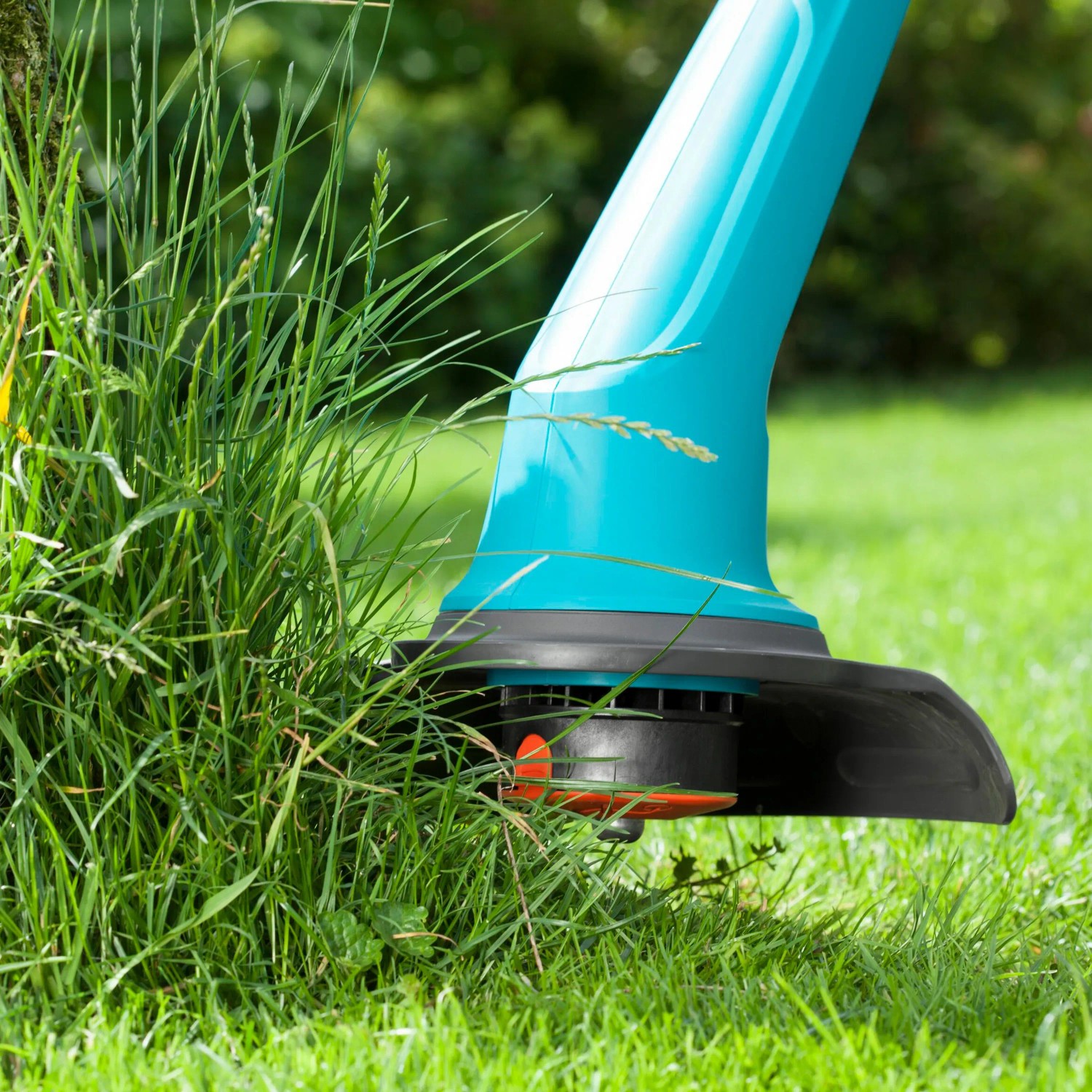 Gardena Elektro-Rasentrimmer SmallCut 300/23 beim Trimmen von Rasenkanten.