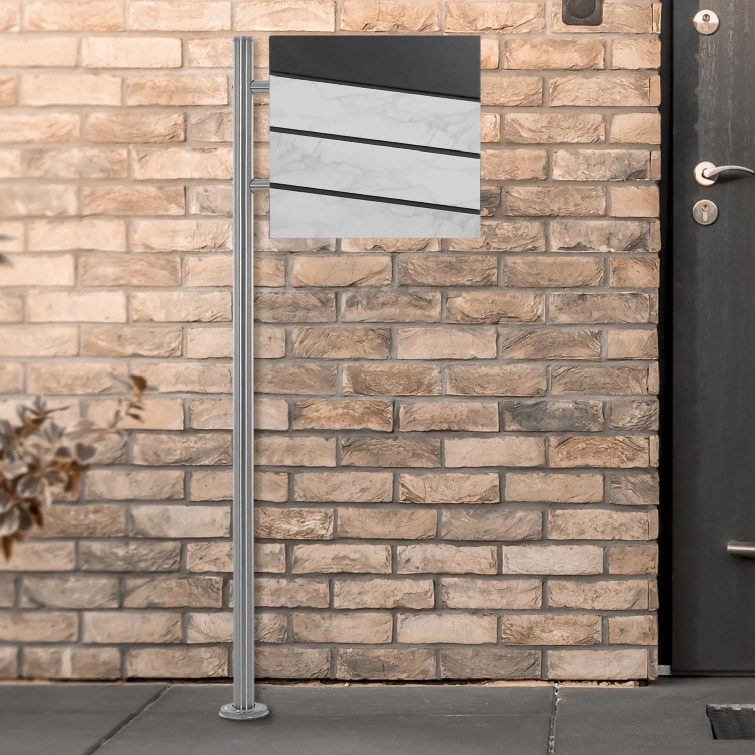 ML-Design Standbriefkasten in Weiß-Marmoroptik mit Zeitungsfach und silbernem Pfosten.
