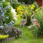 2er Set Costway Gartenstatuen Kranich als Gartendeko im Garten.