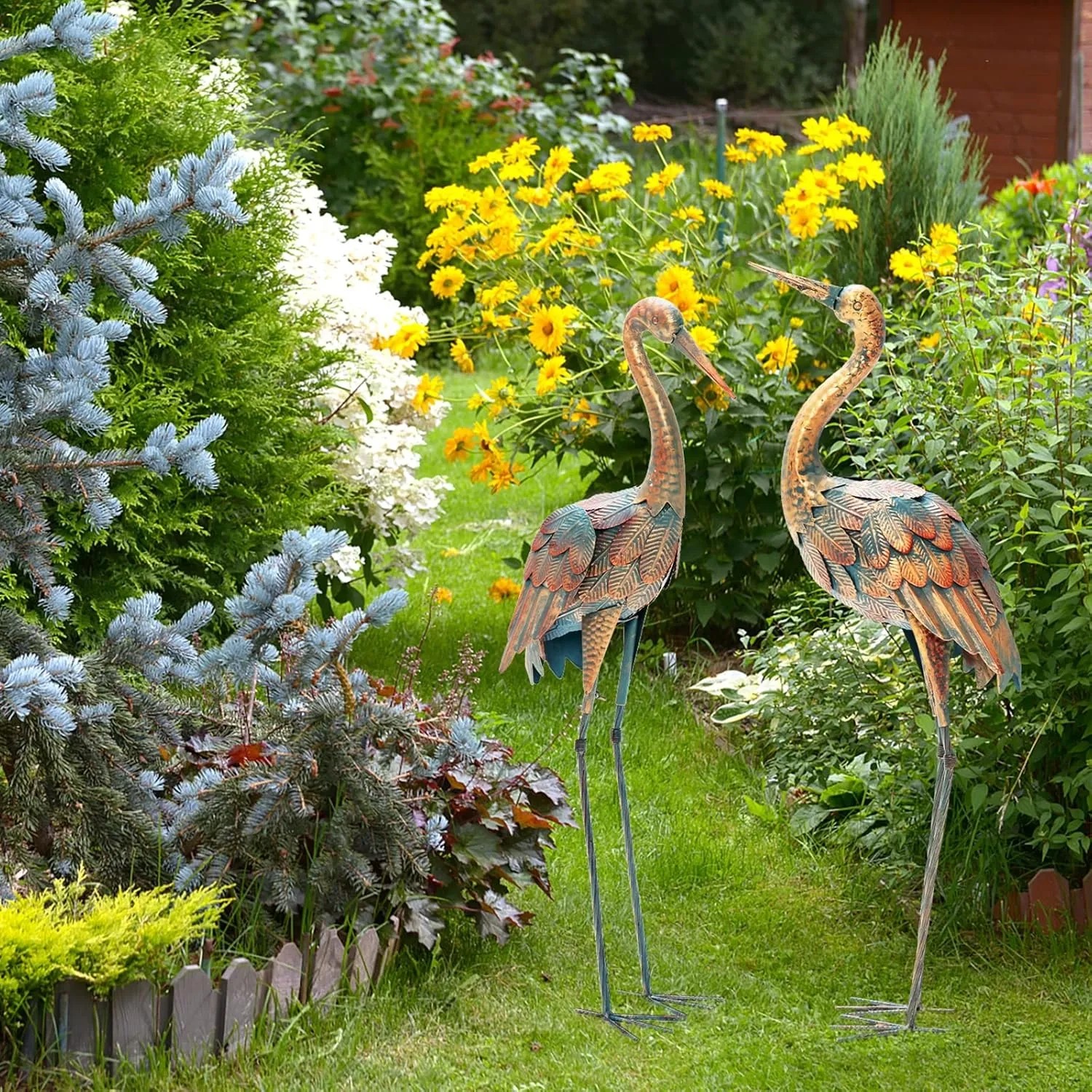 2er Set Costway Gartenstatuen Kranich als Gartendeko im Garten.