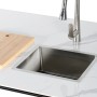 Detailaufnahme: Spüle und Armatur der Buschbeck Outdoorküche Sheffield mit Schneidebrett.