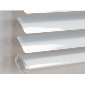 Detailaufnahme der weißen Aluminium Jalousie Burgos (80x160 cm) mit Lamellen und Bedienelementen.