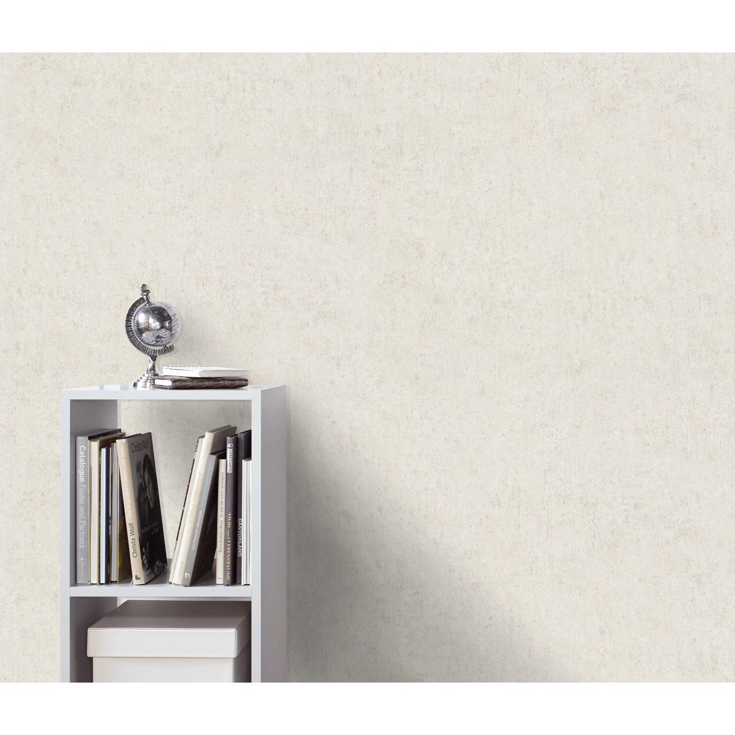 Erismann Vliestapete Play of Light Savanna Creme an Wand, mit Regal und Deko.