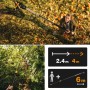 Fiskars PowerGear X UPX86 Teleskop-Schneidgiraffe beim Schneiden eines Astes, Frau im Hintergrund.