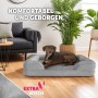 Graues Tectake Hundebett Kimba XL mit Hund im Wohnzimmer.