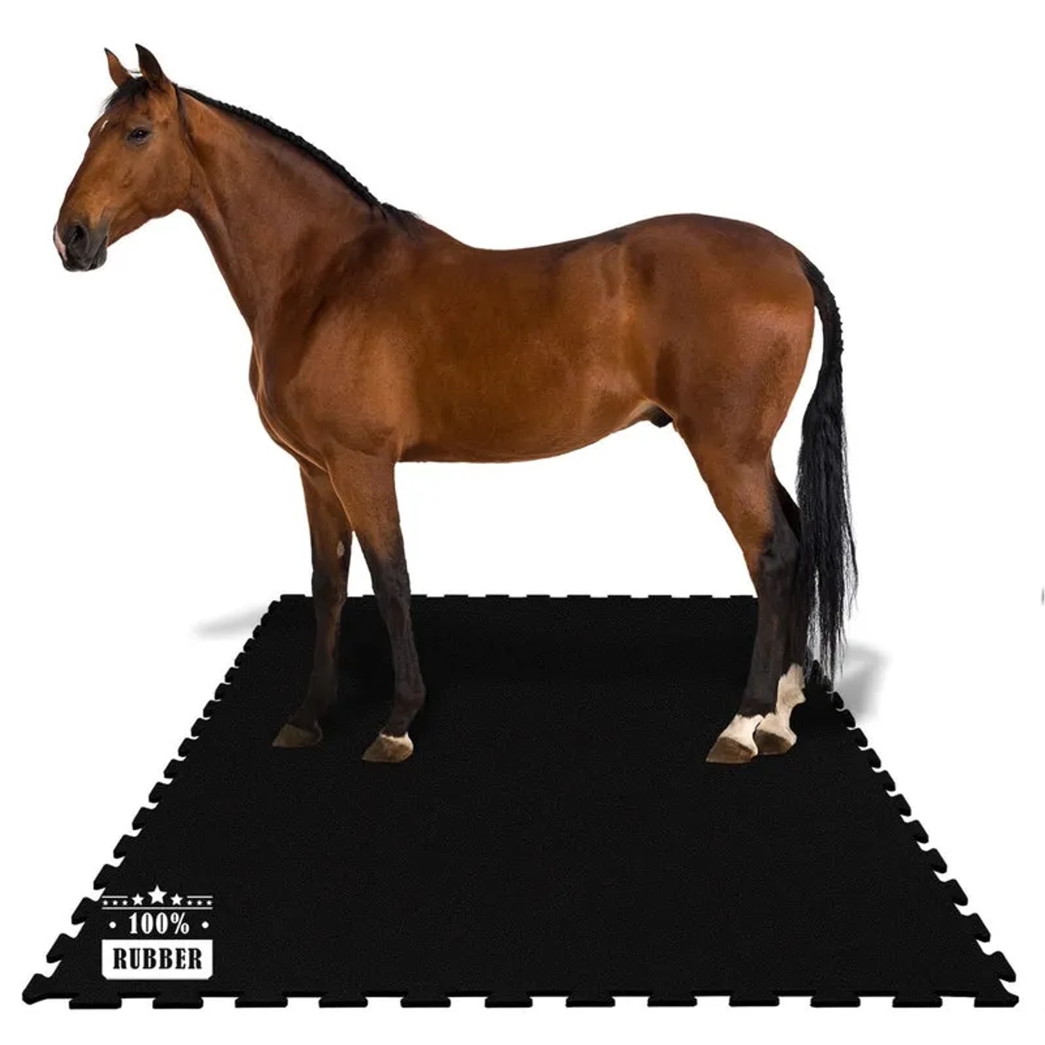 Braunes Pferd steht auf schwarzer KARAT Stallmatte aus Gummi 122x182cm.