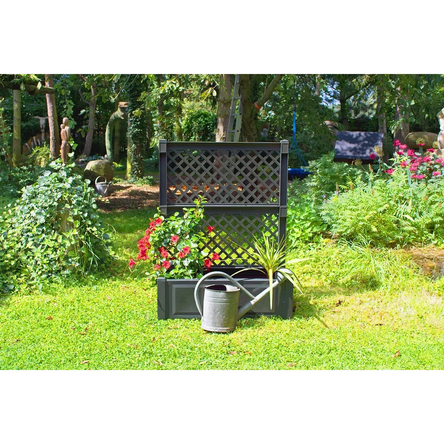 Anthrazitfarbener KHW Pflanzkasten mit Spalier, 140x100x43 cm, bepflanzt mit Blumen und einer Gießkanne davor.