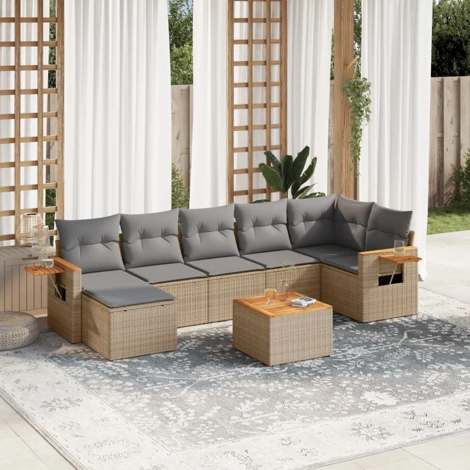 Beige 8-tlg. vidaXL Garten-Sofagarnitur aus Rattan mit grauen Kissen im Garten.