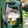 Bosch AXT Rapid 2200 Messerhäcksler: Messerwechsel für kraftvolles Häckseln von Gartenabfällen.