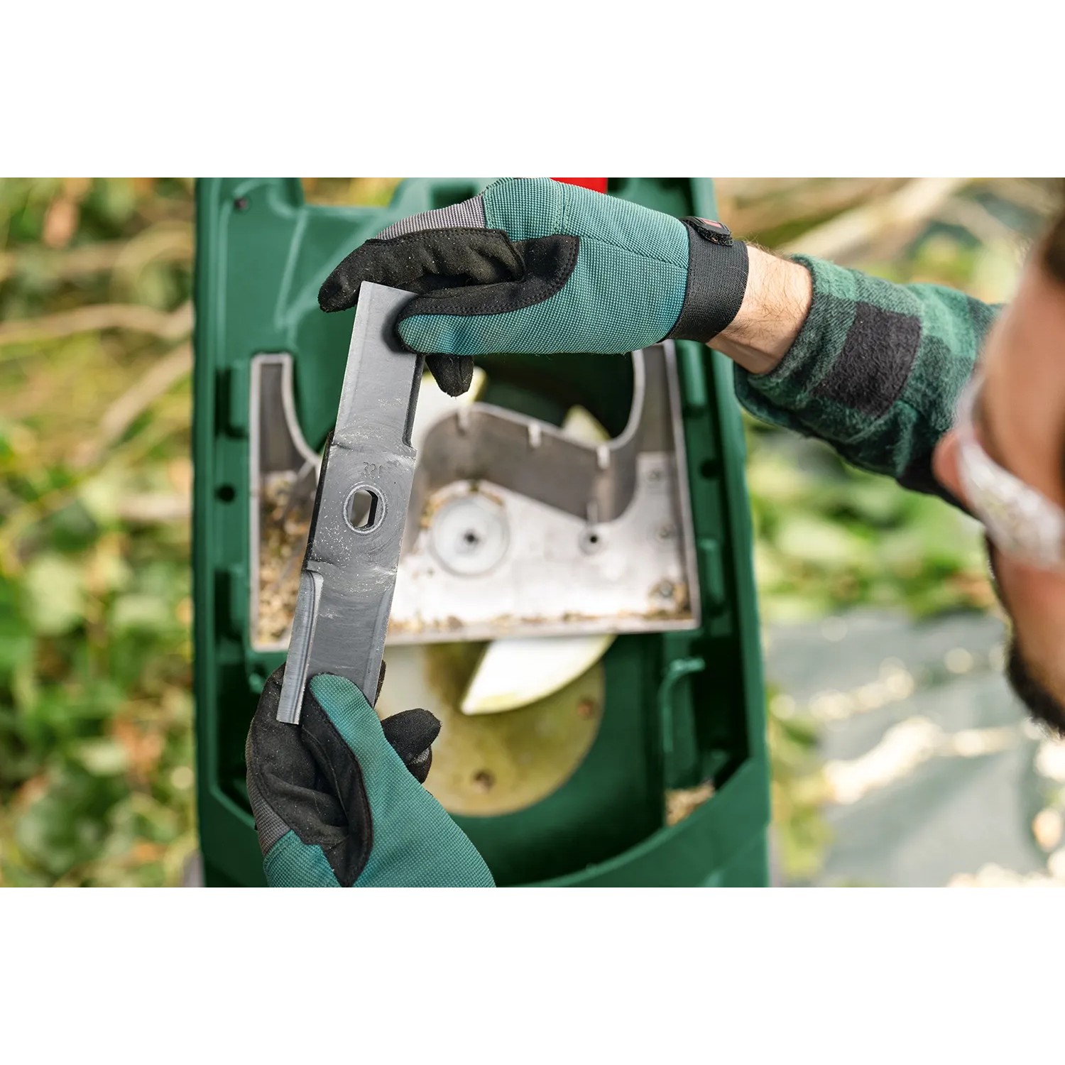 Bosch AXT Rapid 2200 Messerhäcksler: Messerwechsel für kraftvolles Häckseln von Gartenabfällen.