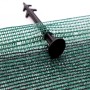 Detailaufnahme eines grünen Aquagart Maulwurfnetzes mit Erdanker zur Befestigung.