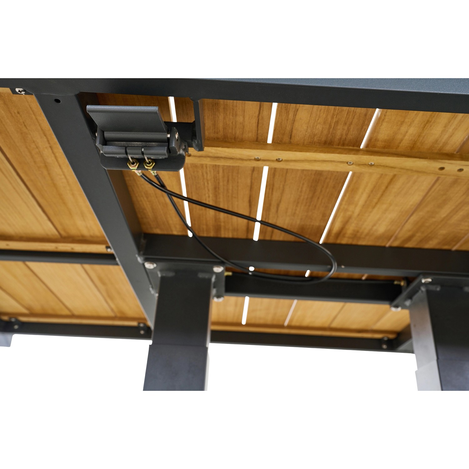 Detailansicht: Unterseite des Siena Garden Gartentisch Talina mit Teakholzplatte und Aluminiumgestell.