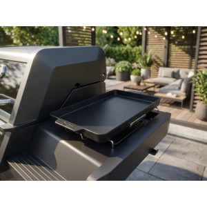 Schwarze Enders Guss-Pfanne auf dem Seitenkocher eines Gasgrills. Robuste Grillpfanne aus Gusseisen für Monroe Pro.