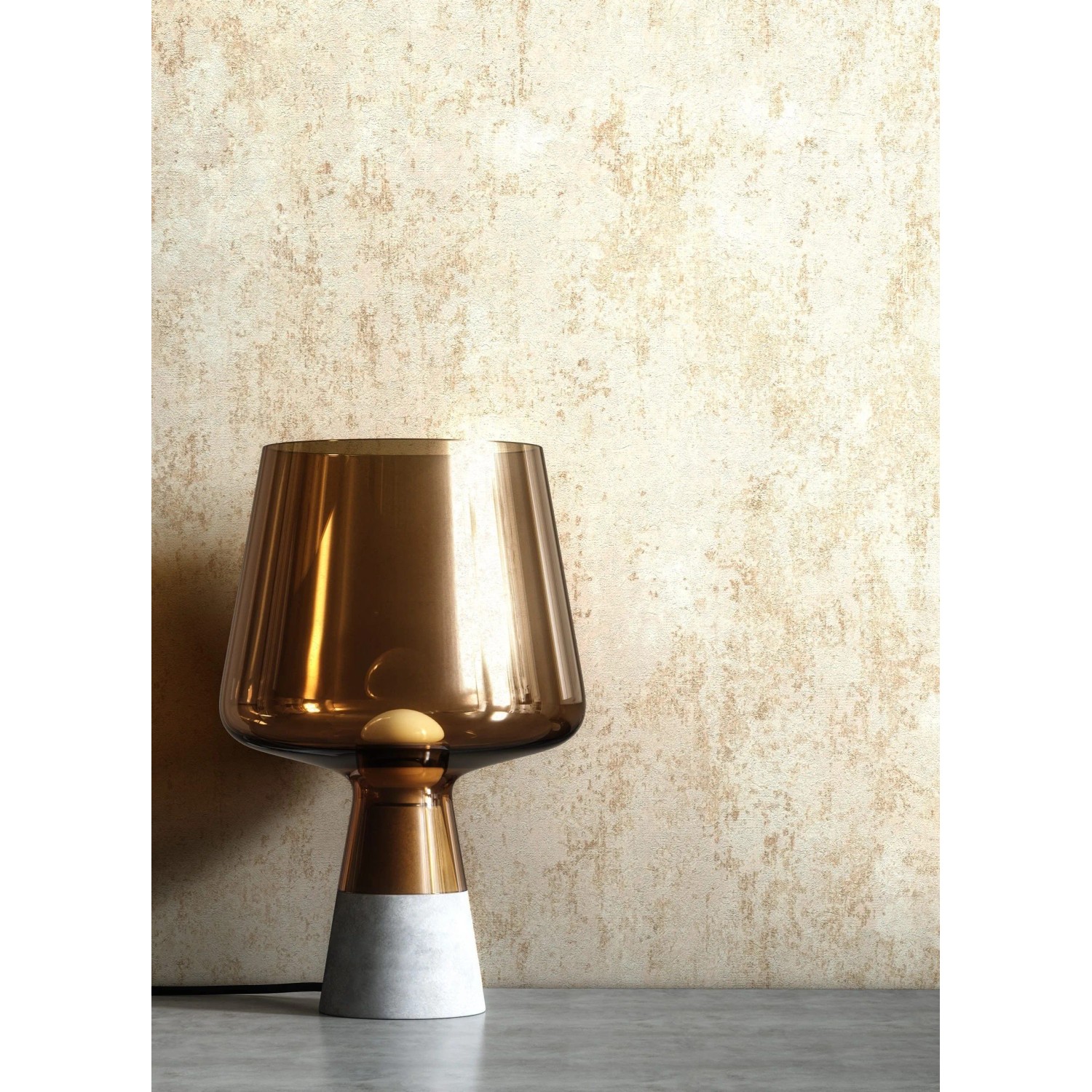 Dekorative Vliestapete Milas Creme Beton Modern. Helle Wand mit realistischer Betonoptik und dezenter Struktur.