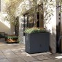 Anthrazitfarbenes Westmann Metall-Hochbeet Plexa (50x100x85 cm) mit Stauraum im Garten.