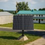 Schwarzer Hepa Solar PV-Tracker Koloss zur Sonnennachführung für maximale Energieausbeute.