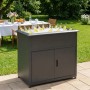 Anthrazitfarbener Metallschrank mit Unterschrank, oben mit Eis und Flaschen, auf Terrasse.