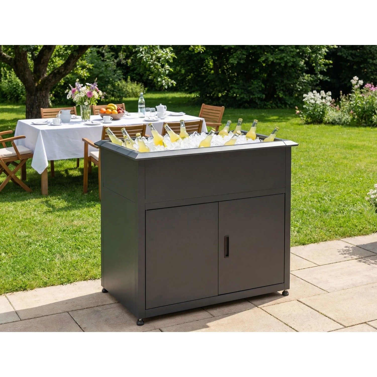 Anthrazitfarbener Metallschrank mit Unterschrank, oben mit Eis und Flaschen, auf Terrasse.