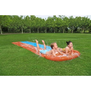 Bestway H2OGO! Wasserrutsche für 2 Personen im Garten mit spielenden Kindern.