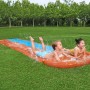 Bestway H2OGO! Wasserrutsche für 2 Personen im Garten mit spielenden Kindern.