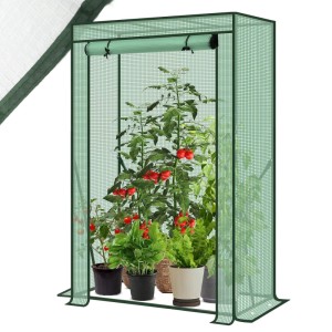 Grünes Foliengewächshaus mit aufgerolltem Eingang, gefüllt mit Tomatenpflanzen und anderen Gemüsepflanzen. Ideal für Garten & Anzucht.