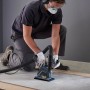 Wolfcraft Absaughaube mit Führungsschlitten für Winkelschleifer im Einsatz.