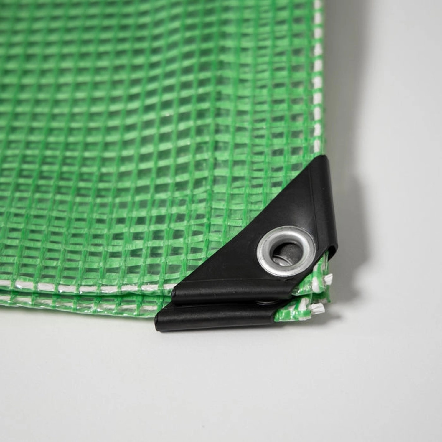 Grüne KARAT Abdeckplane, reißfest und wasserdicht, mit Ösen verstärkt.
