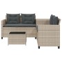 Hellgraues vidaXL Gartensofa in L-Form mit Tisch und grauen Kissen aus Polyrattan.