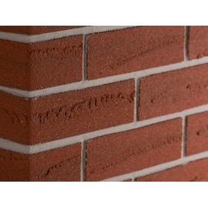 Nahaufnahme: Elabrick Eckverblender Colorado, rotbraune Ziegeloptik mit grauen Fugen.