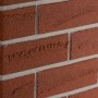 Nahaufnahme: Elabrick Eckverblender Colorado, rotbraune Ziegeloptik mit grauen Fugen.