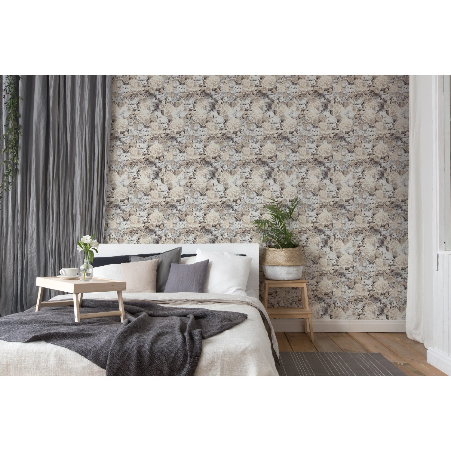 Vliestapete Trendwall 2 Blumen grau/beige im Schlafzimmer.