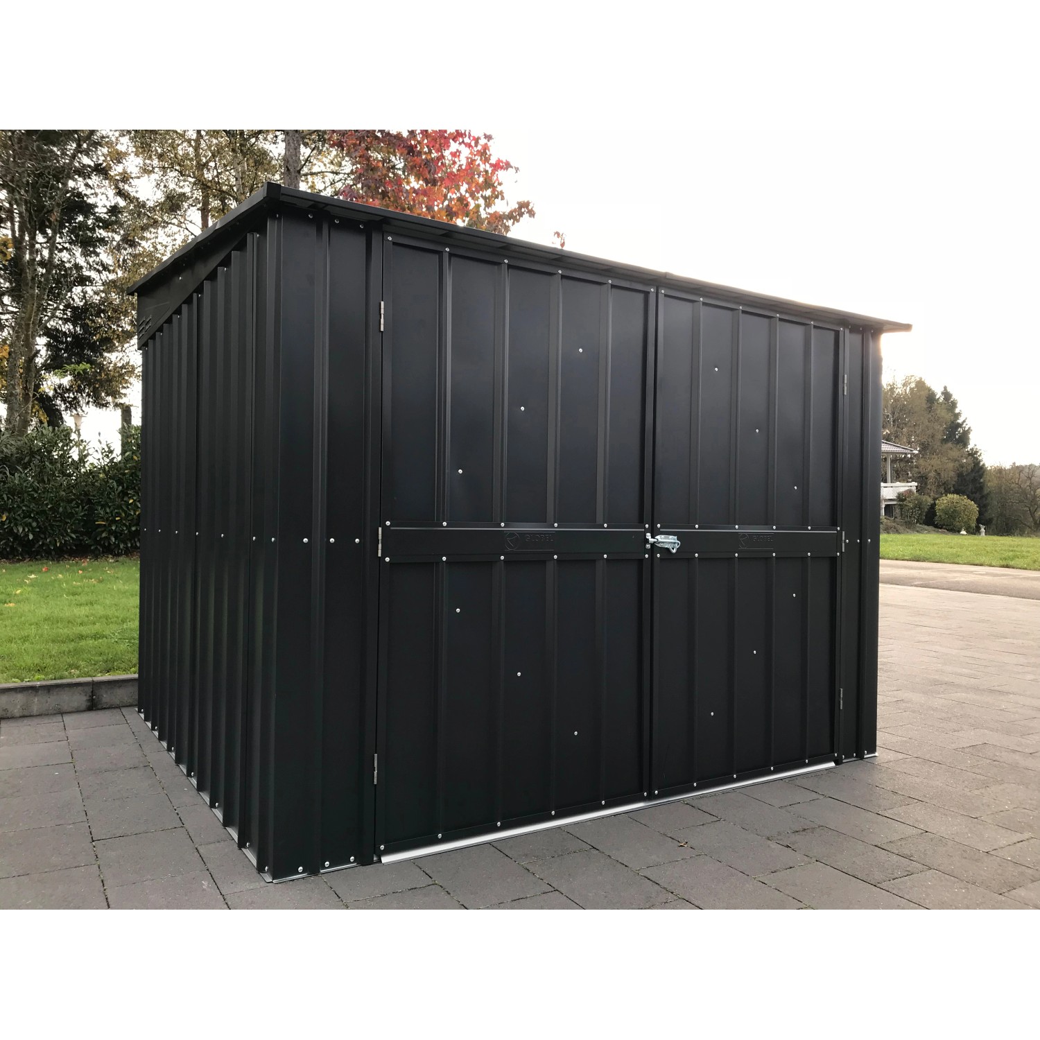 Anthrazitfarbene Globel Fahrradbox Family mit Doppeltür und 4 Fahrradhaltern.