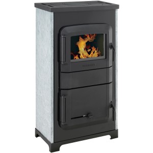 Wamsler Werkstattofen RH8-F mit Specksteinverkleidung und Flammen im Brennraum.