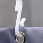 Detailaufnahme: Weißer Duschvorhanghaken an flexibler Euroshowers Duschvorhangstange.