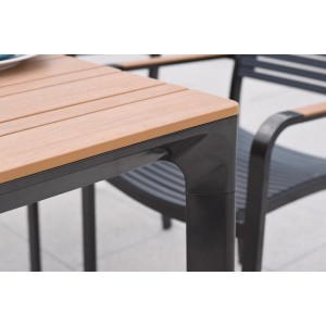 Merxx Gartentisch 156x90 cm mit Holzoptik-Tischplatte und graphitfarbenem Gestell.