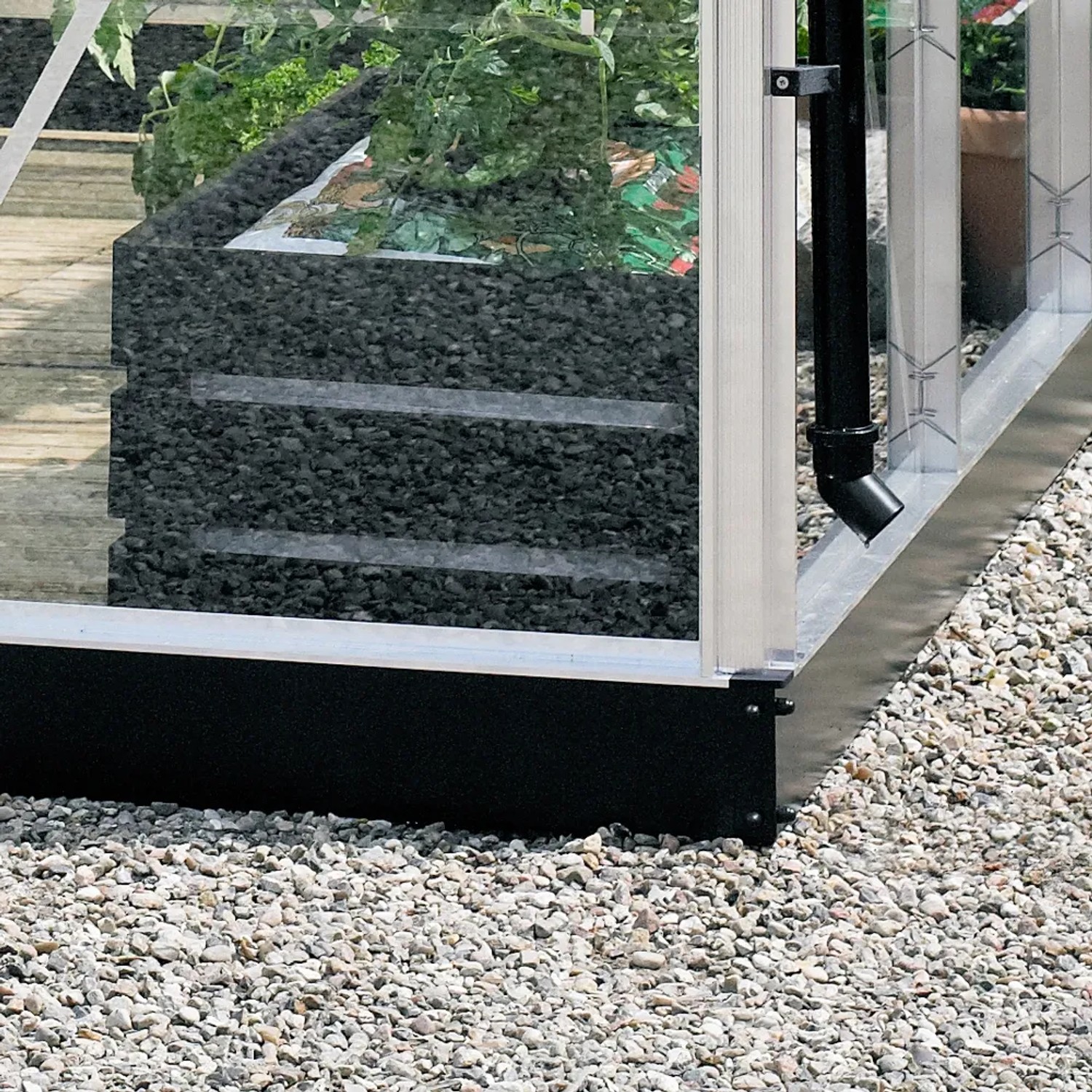 Detailaufnahme: Juliana Gewächshaus Compact 6 Alu, Aluminiumrahmen, Sicherheitsglas, Regenrinne.