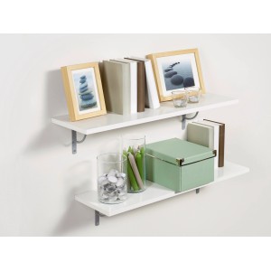 Zwei weiße, hochglänzende OBI Regalböden (80x20 cm) mit Deko an einer weißen Wand.