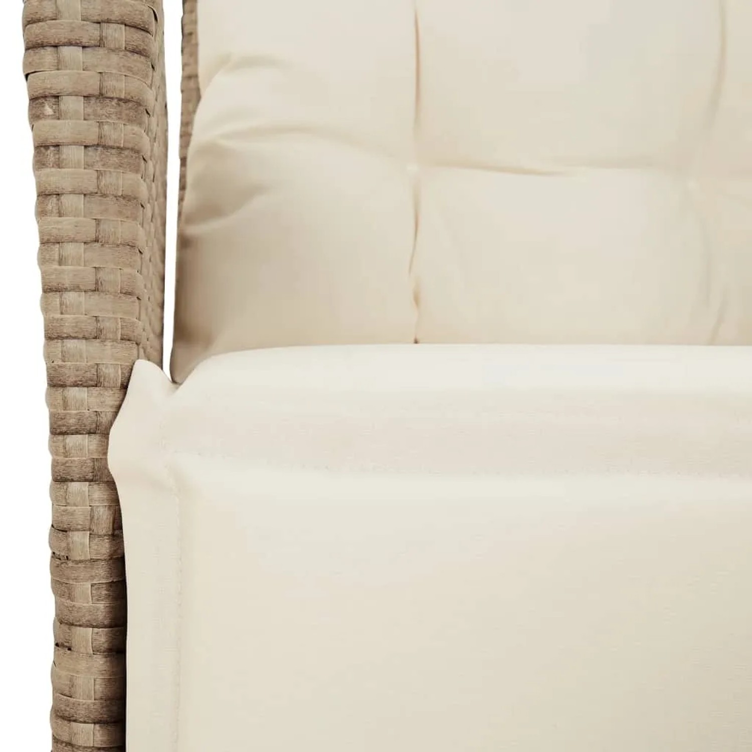 Detailaufnahme: Beige Gartenmöbel-Essgruppe aus Polyrattan mit cremefarbenen Kissen.