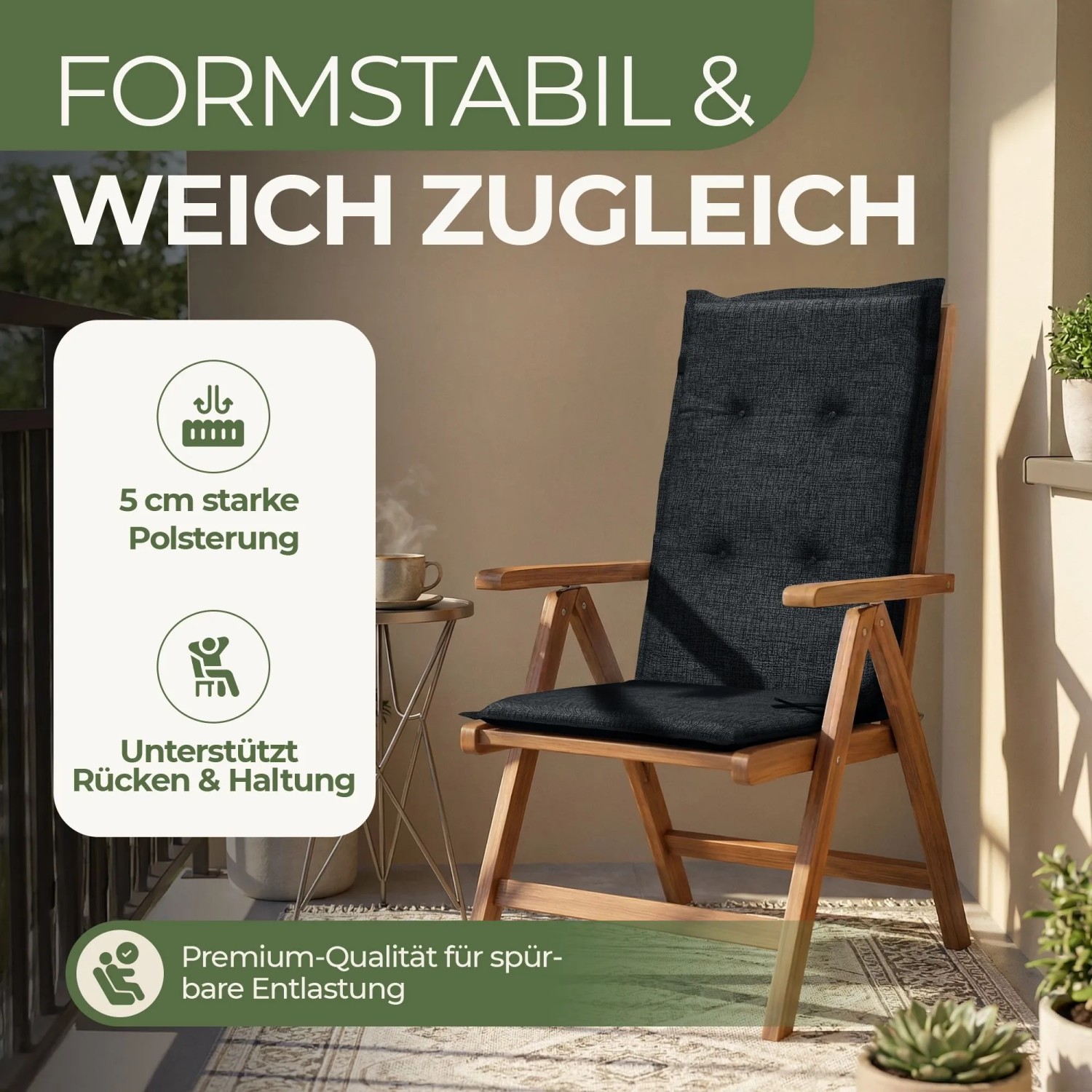 Dunkelgraue Florence Hochlehner Auflage auf Holz-Gartenstuhl auf Balkon. 5 cm Polsterung stützt Rücken & Haltung.