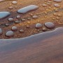 Abperlender Bootslack: Wasserabweisende Oberfläche auf Holz, Farbton Schwedenrot.